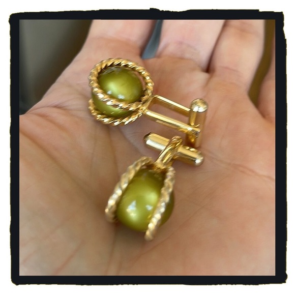 💕Beautiful Vintage green cat eye Gold Tone Cufflinks💕 - Picture 4 of 4